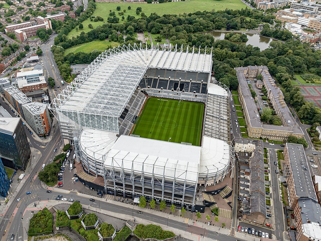 Luftaufnahme des St. James' Park in Newcastle upon Tyne, künftiges Heimstadion von Johan Manzambi.