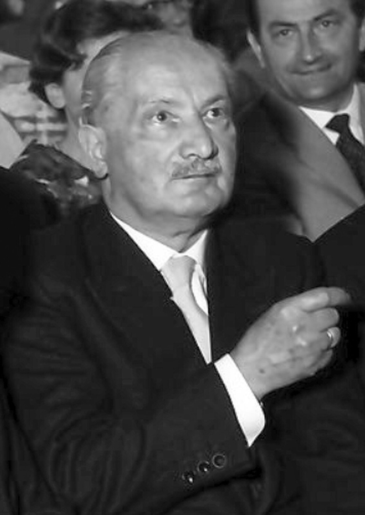 Martin Heidegger, aufgenommen 1960 von dem Fotografen Willy Pragher. Schwarz-Weiß-Porträt des Philosophen aus dem Landesarchiv Baden-Württemberg.