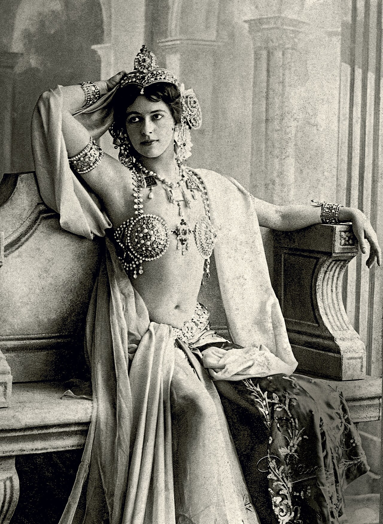 Porträt von Mata Hari aus dem Jahr 1906, kurz nachdem sich die Niederländerin Margaretha Zelle als exotische Tänzerin neu erfunden hatte.