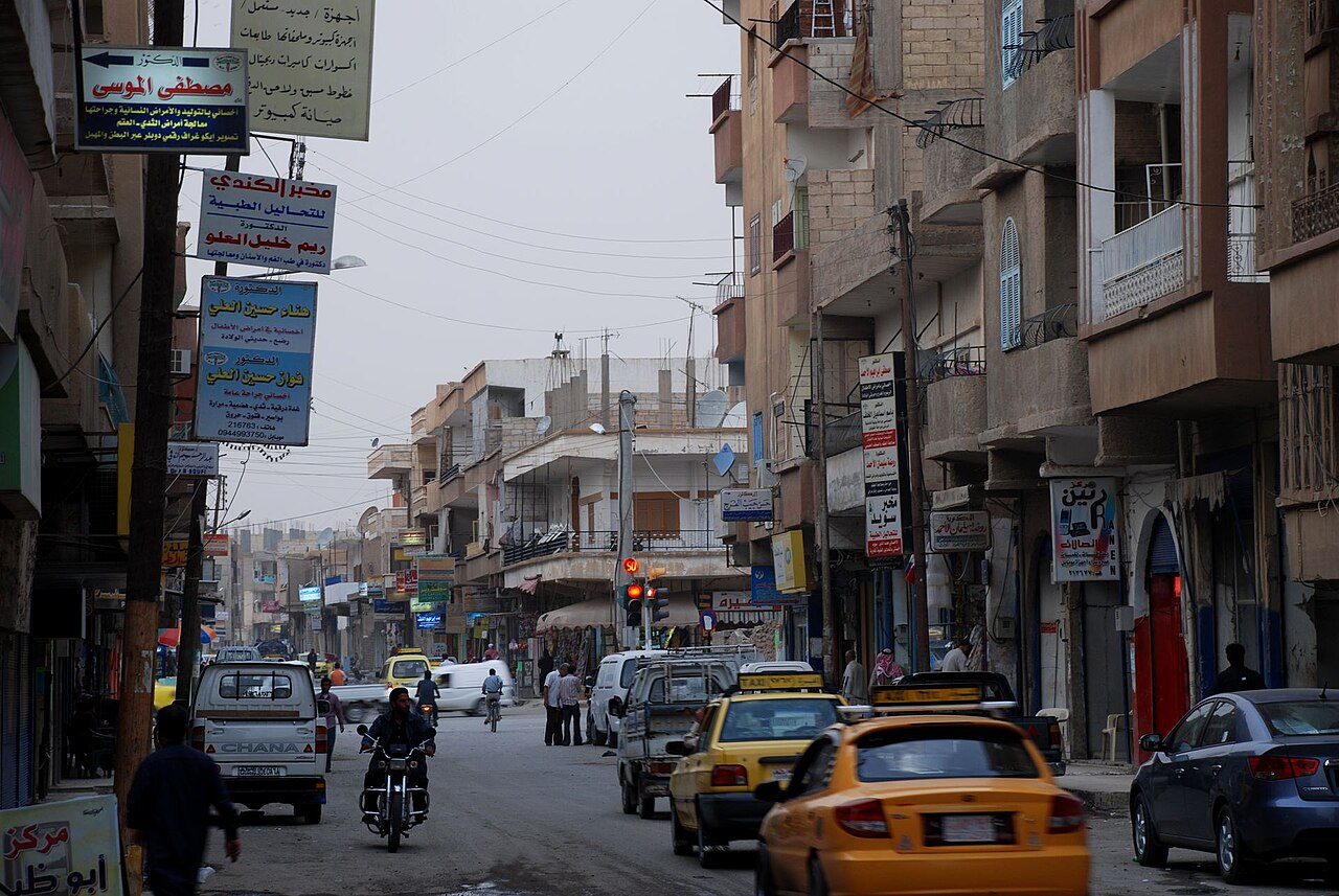 Stadtansicht von ar-Raqqa in Nordsyrien mit Blick auf das Zentrum nördlich des Uhrturms.