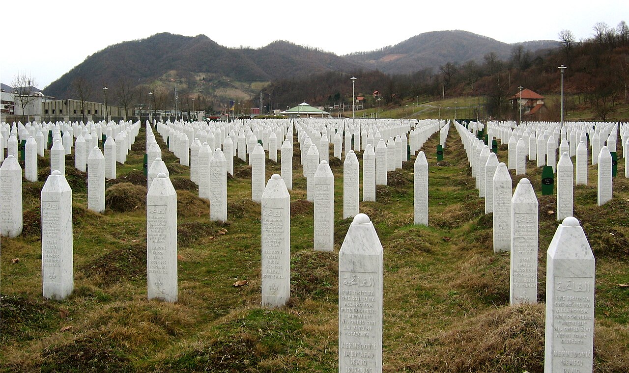 Grabsteine der Gedenkstätte Potočari bei Srebrenica, wo mehr als 8.000 muslimische Männer und Jungen begraben sind.