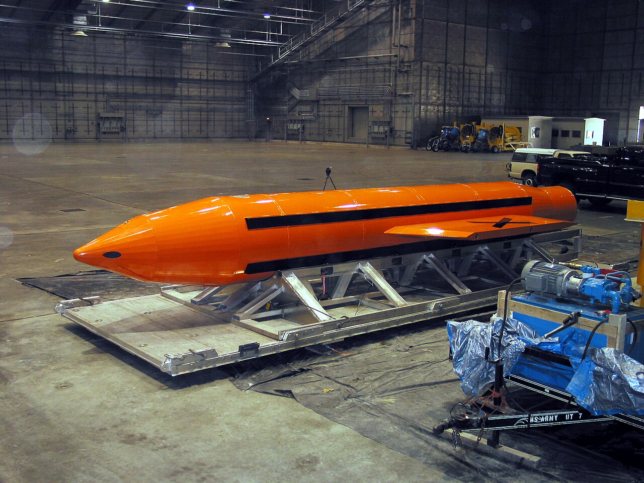 Eine GBU-43/B Massive Ordnance Air Blast Bomb wird 2003 im Eglin Air Force Armament Center für Tests vorbereitet.