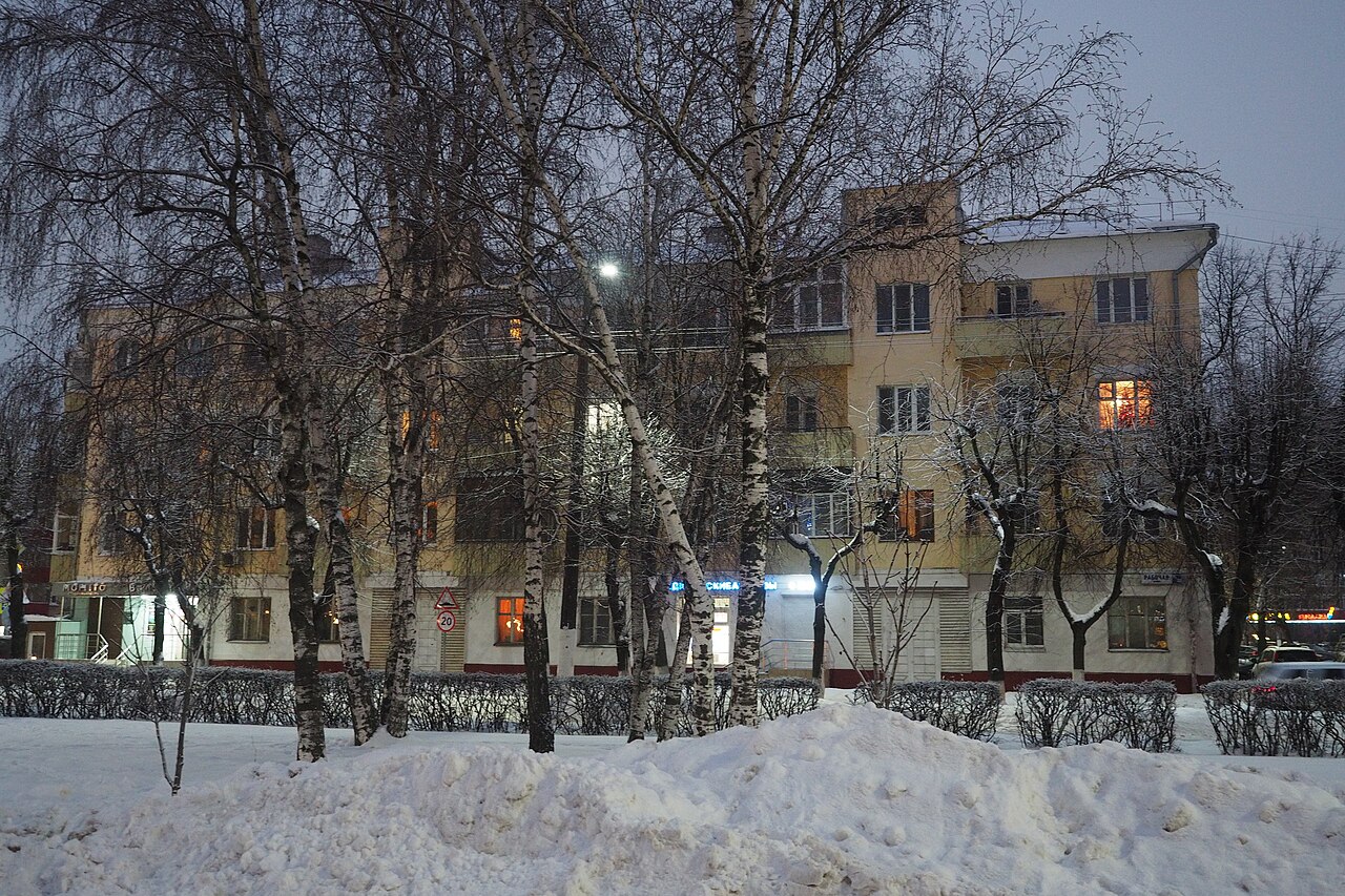 Wohnhochhäuser in Podolsk, südlich von Moskau. In der Stadt wurde in der Nacht zum 16. August 2026 das größte Wildberries-Logistiklager Russlands nach einem ukrainischen Drohnenangriff in Brand gesetzt.