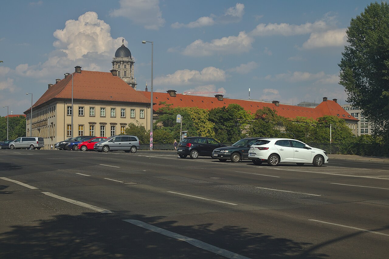 Blick auf die Mühlendammbrücke in Berlin-Mitte mit Spree und Fernsehturm im Hintergrund, August 2018