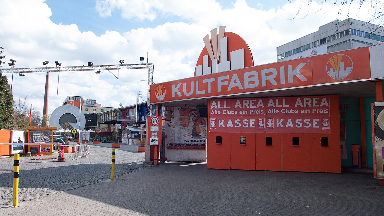 Eingang der ehemaligen Kultfabrik in München, dem früheren Kunstpark Ost auf dem Pfanni-Gelände