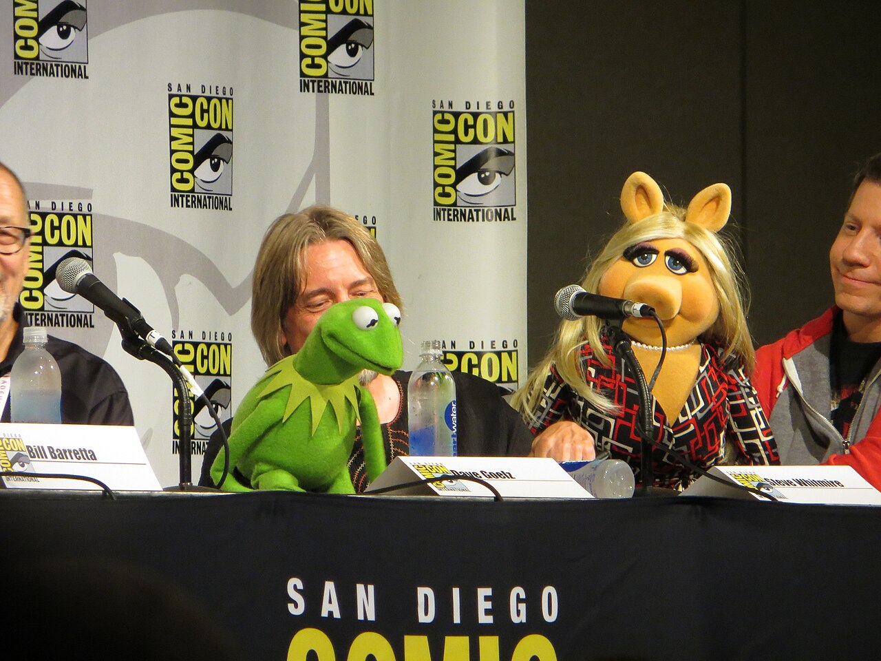 Kermit der Frosch und Miss Piggy auf einem Muppets-Panel der San Diego Comic-Con 2015.