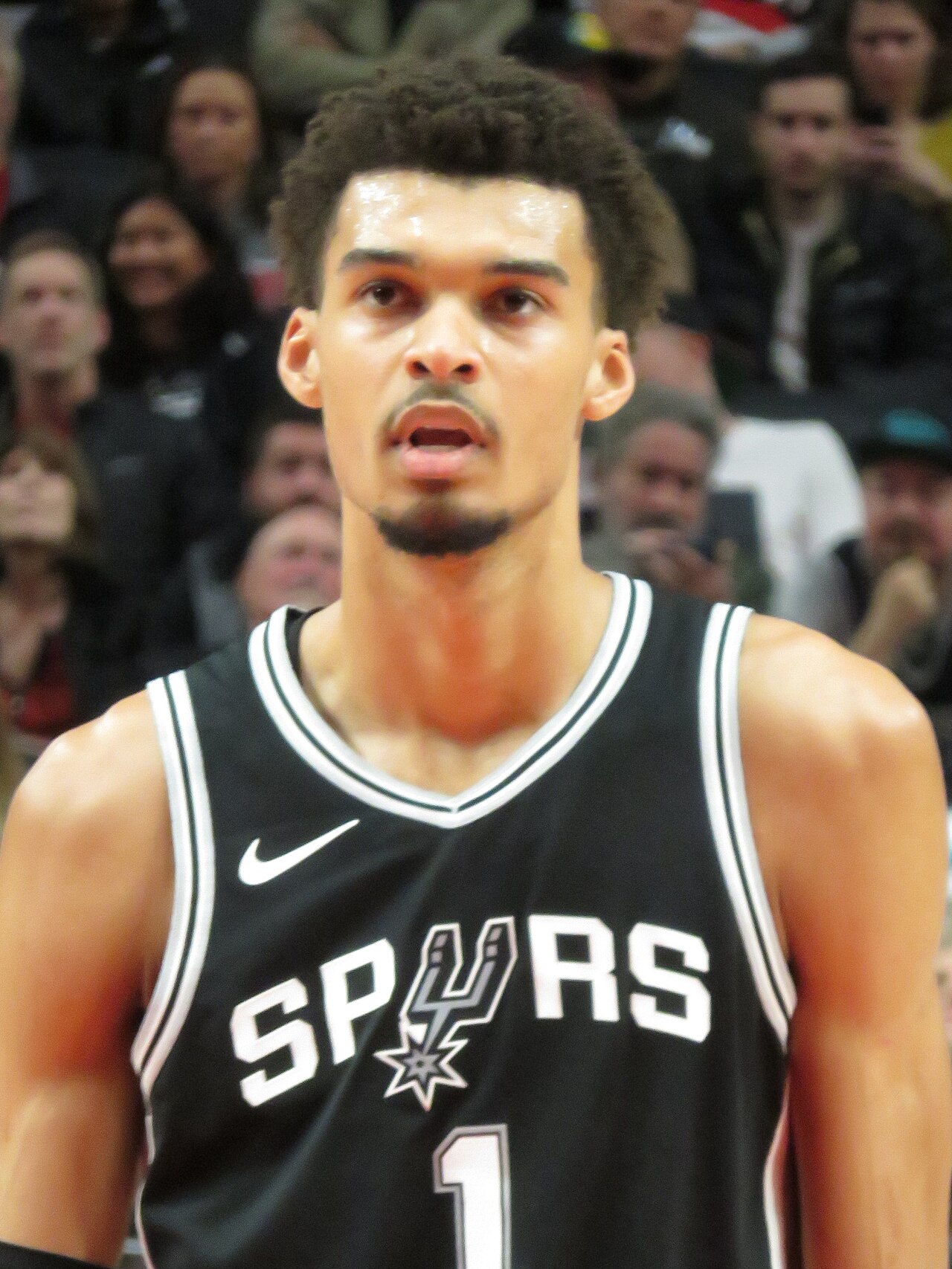 Victor Wembanyama im Trikot der San Antonio Spurs während eines NBA-Spiels gegen die Portland Trail Blazers im Dezember 2024.