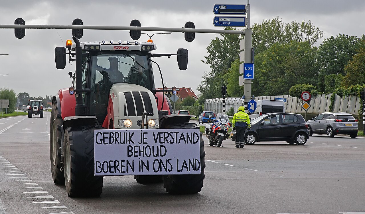 Trecker mit Protestschild bei einer Demonstration niederländischer Landwirte gegen die Stickstoffpolitik
