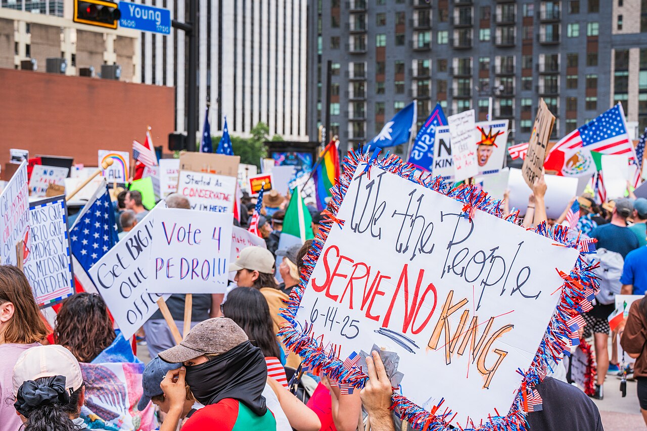 Protestschilder und Flaggen bei einer „No Kings“-Kundgebung in Dallas, Texas, im Juni 2025.