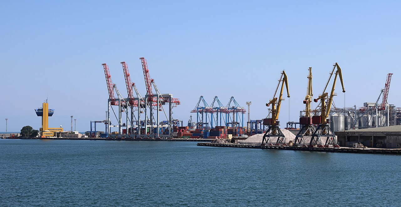 Blick auf den Handelshafen von Odessa am Schwarzen Meer mit Kränen und Frachtschiffen