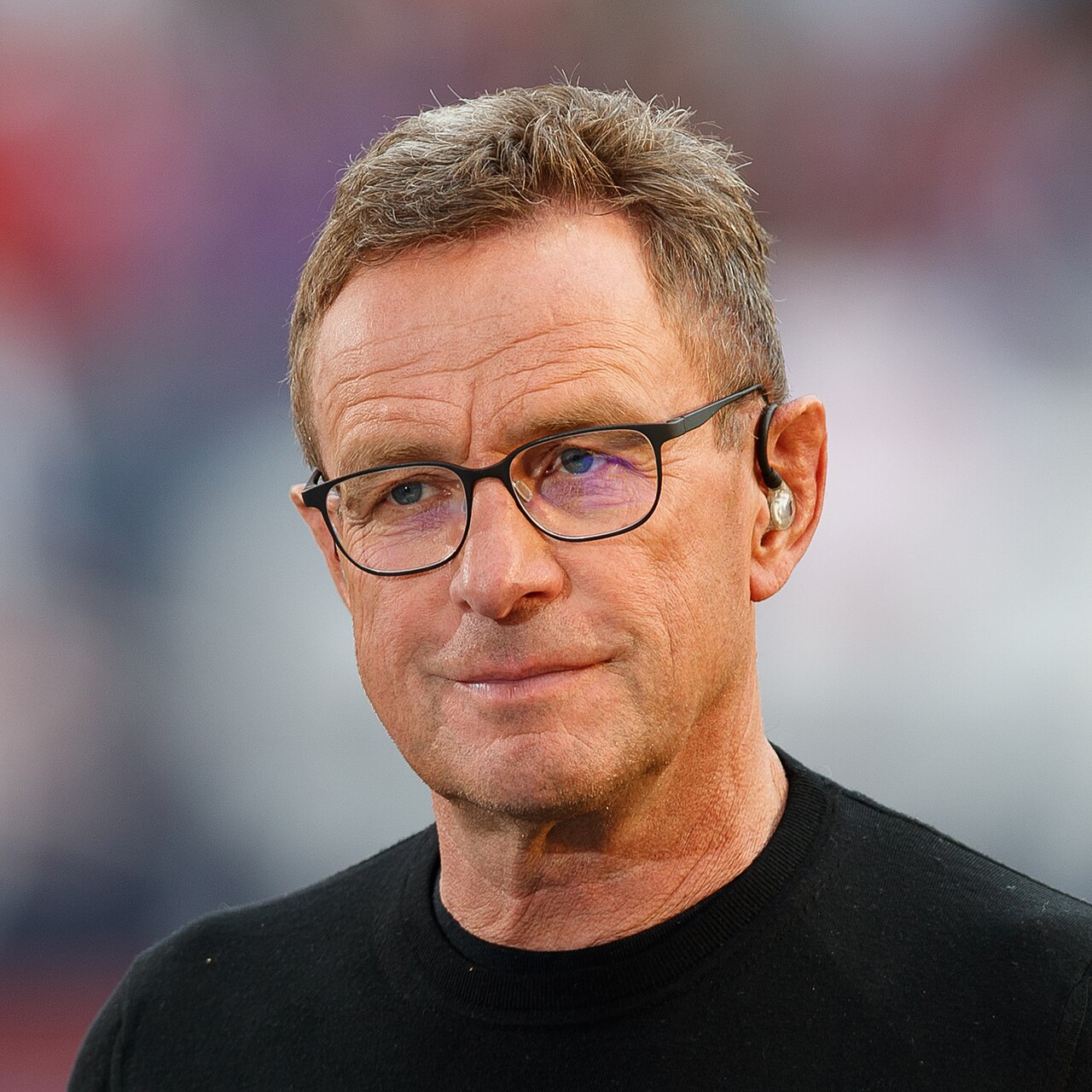 Ralf Rangnick als TV-Experte beim DFL-Supercup 2022 zwischen RB Leipzig und Bayern München