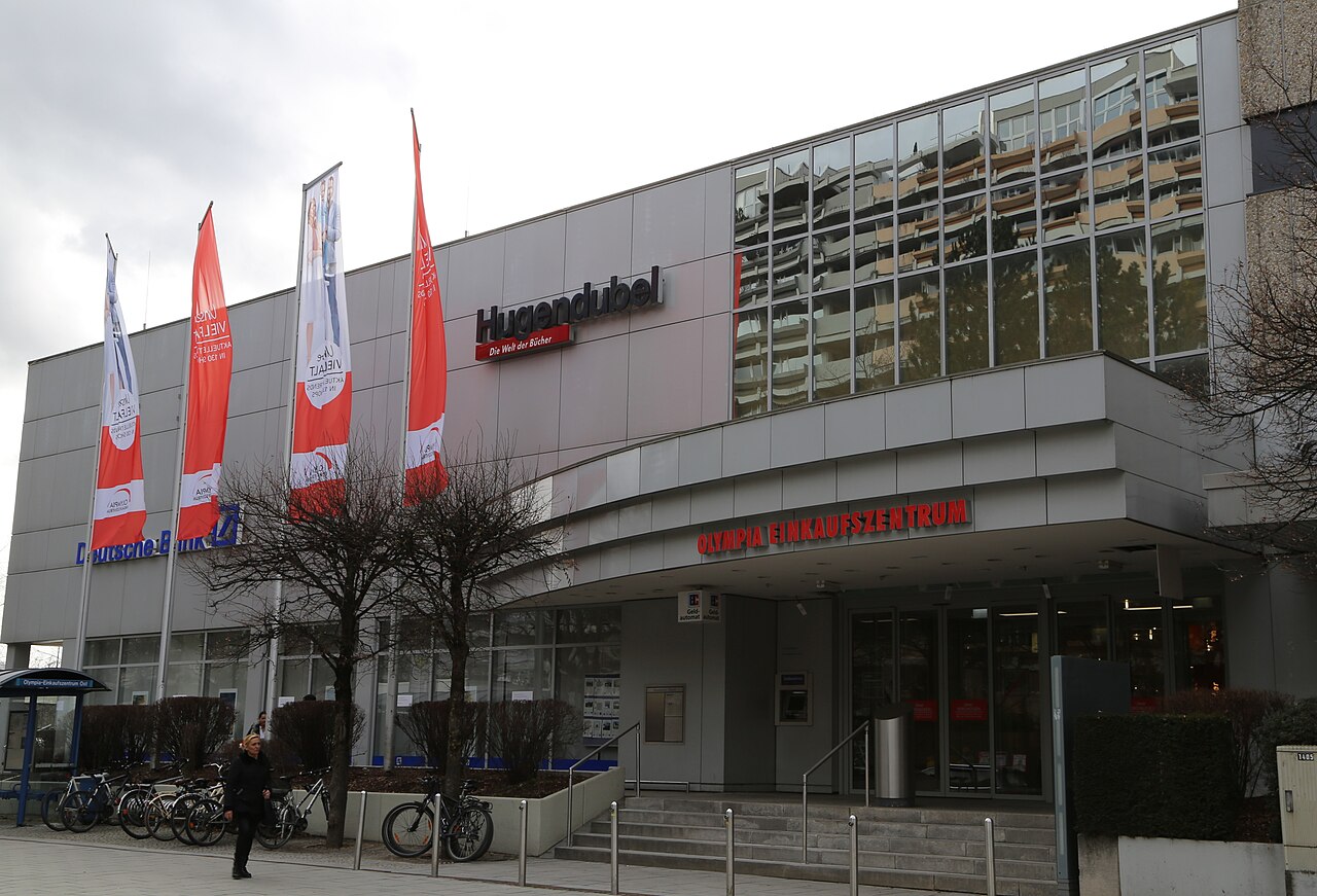 Ost-Eingang des Olympia-Einkaufszentrums an der Riesstraße in München-Moosach.