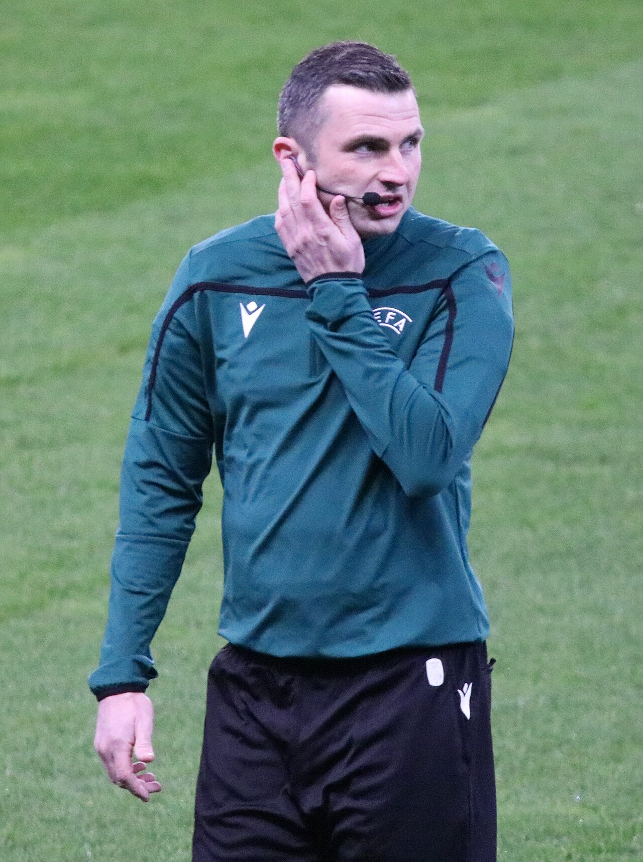 Michael Oliver als Schiedsrichter bei FC Salzburg gegen FC Bayern in der Champions League
