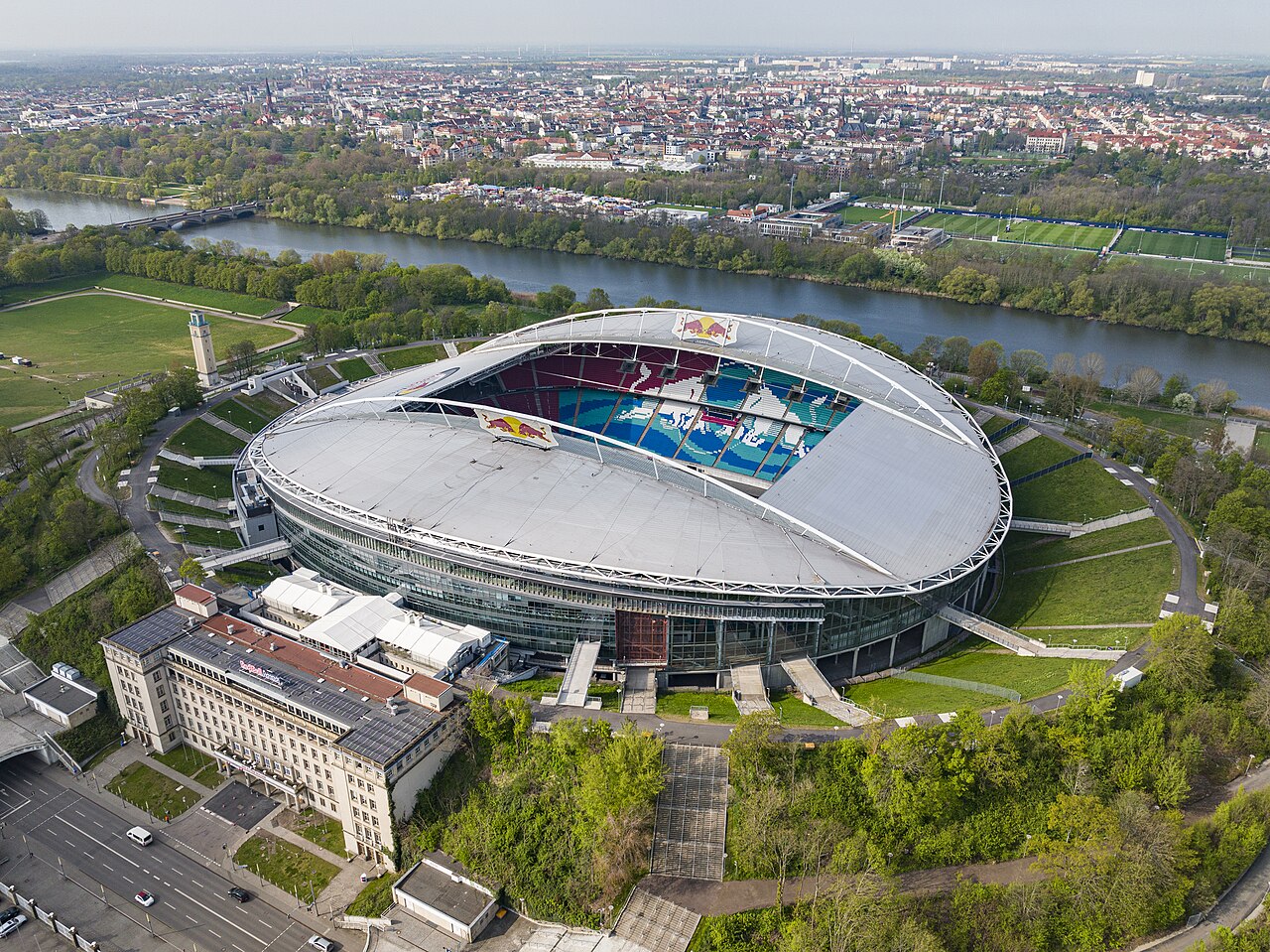 Luftaufnahme der Red Bull Arena in Leipzig, der Heimspielstätte des nachnominierten WM-Spielers Assan Ouédraogo.