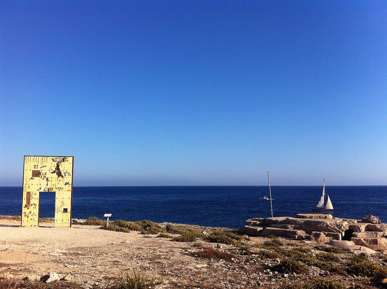 Porta d'Europa, das Mahnmal des Bildhauers Mimmo Paladino für die im Mittelmeer ertrunkenen Migranten auf Lampedusa