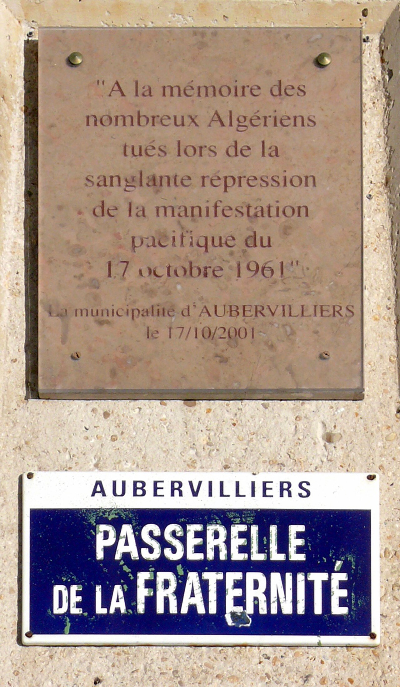 Gedenktafel für die Opfer des Massakers vom 17. Oktober 1961, angebracht an der Passerelle de la Fraternité in Aubervilliers.
