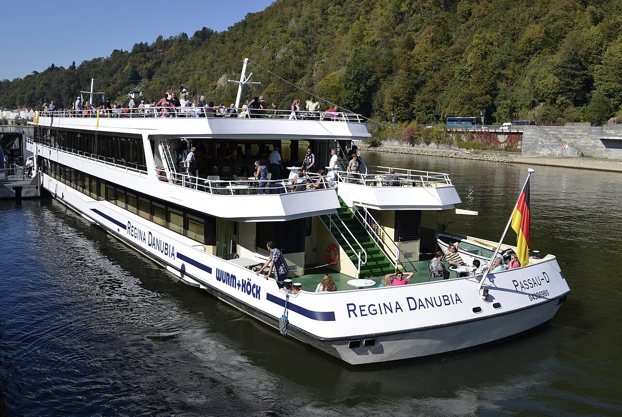 Das Ausflugsschiff Regina Danubia der Passauer Reederei Wurm+Köck auf der Donau.