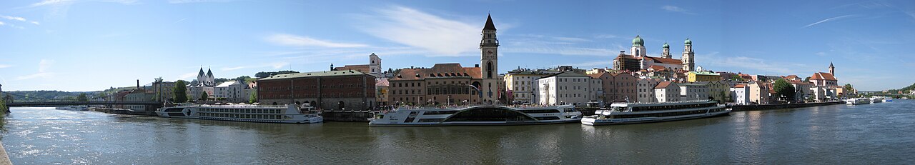 Panoramablick auf die Passauer Altstadt am Zusammenfluss von Donau und Inn