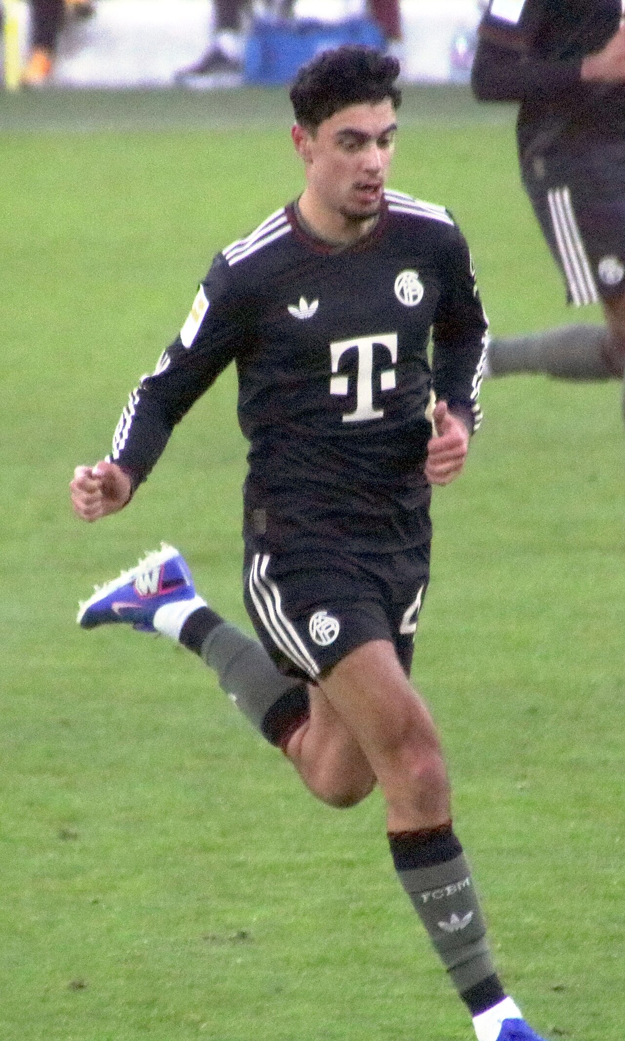 Aleksandar Pavlovic im Bayern-Trikot beim Testspiel gegen RB Salzburg am 6. Januar 2026