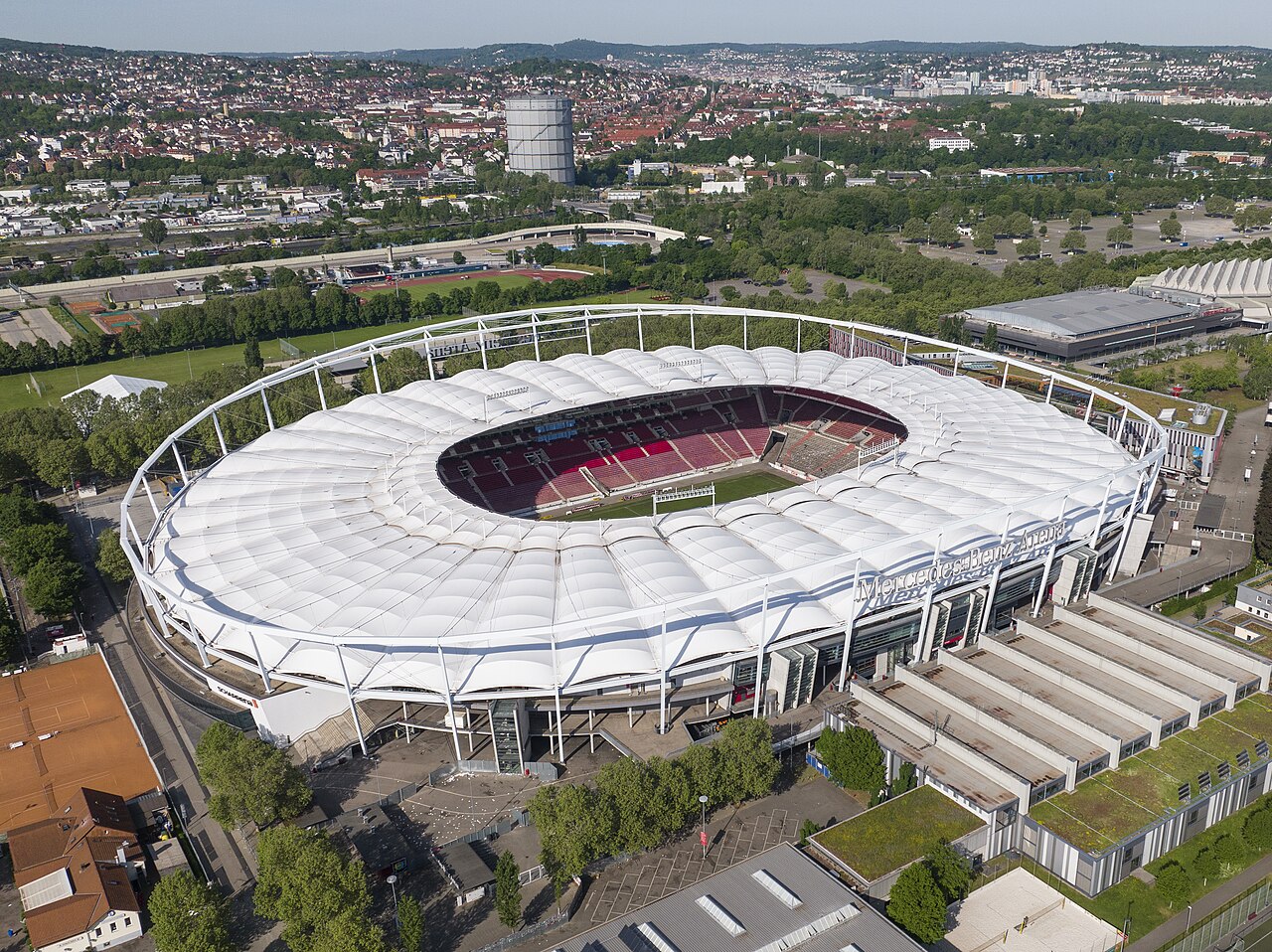 MHPArena in Stuttgart, Heimspielstätte des VfB Stuttgart, aus der Vogelperspektive.