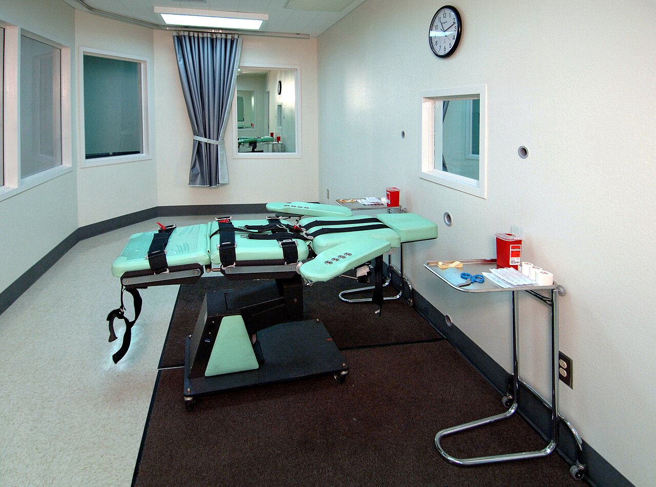 Hinrichtungsraum des Gefängnisses San Quentin in Kalifornien mit der Liege für die Giftspritze.