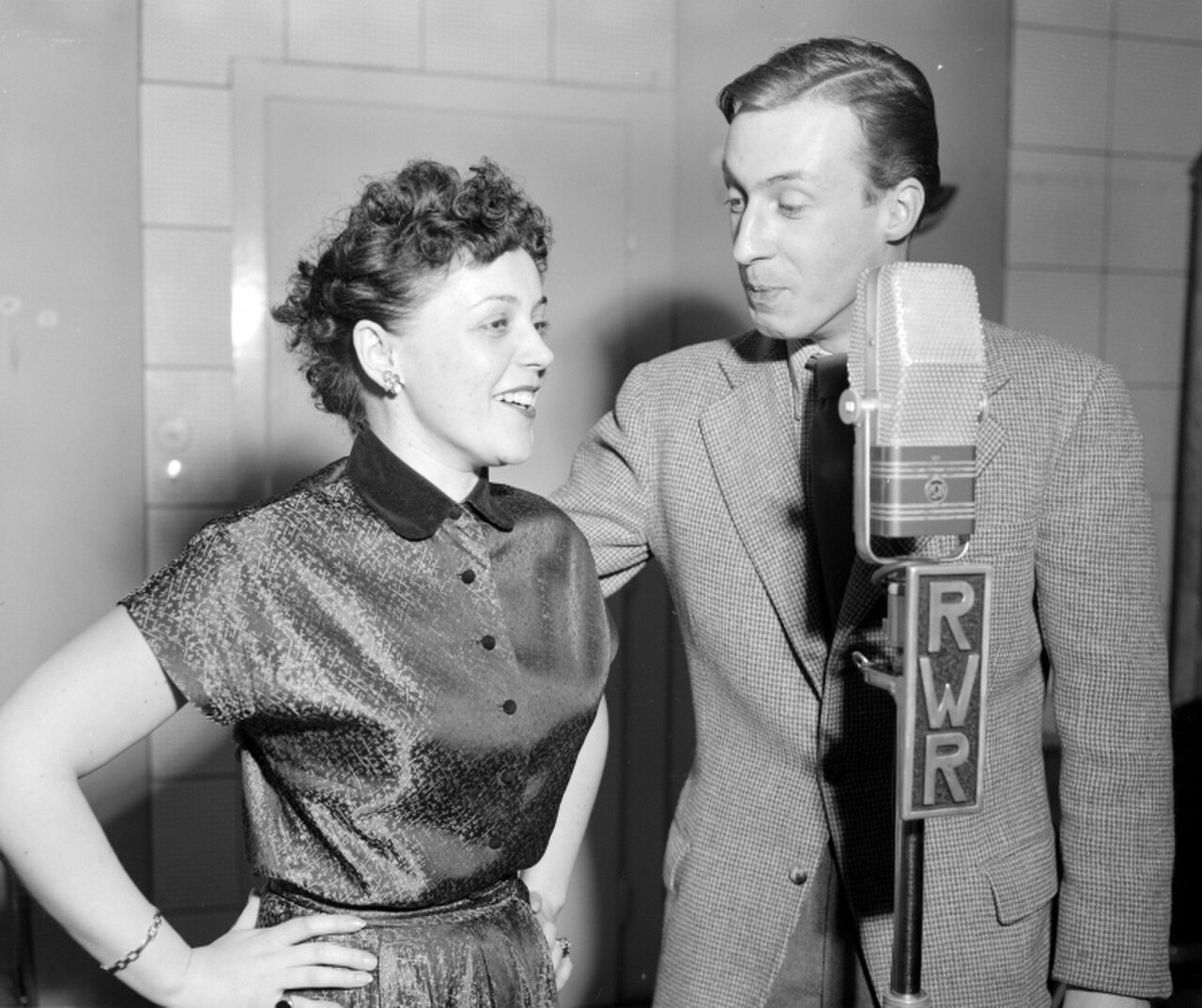 Peter Alexander 1952 im Studio des Senders Rot-Weiß-Rot, gemeinsam mit Erni Bieler