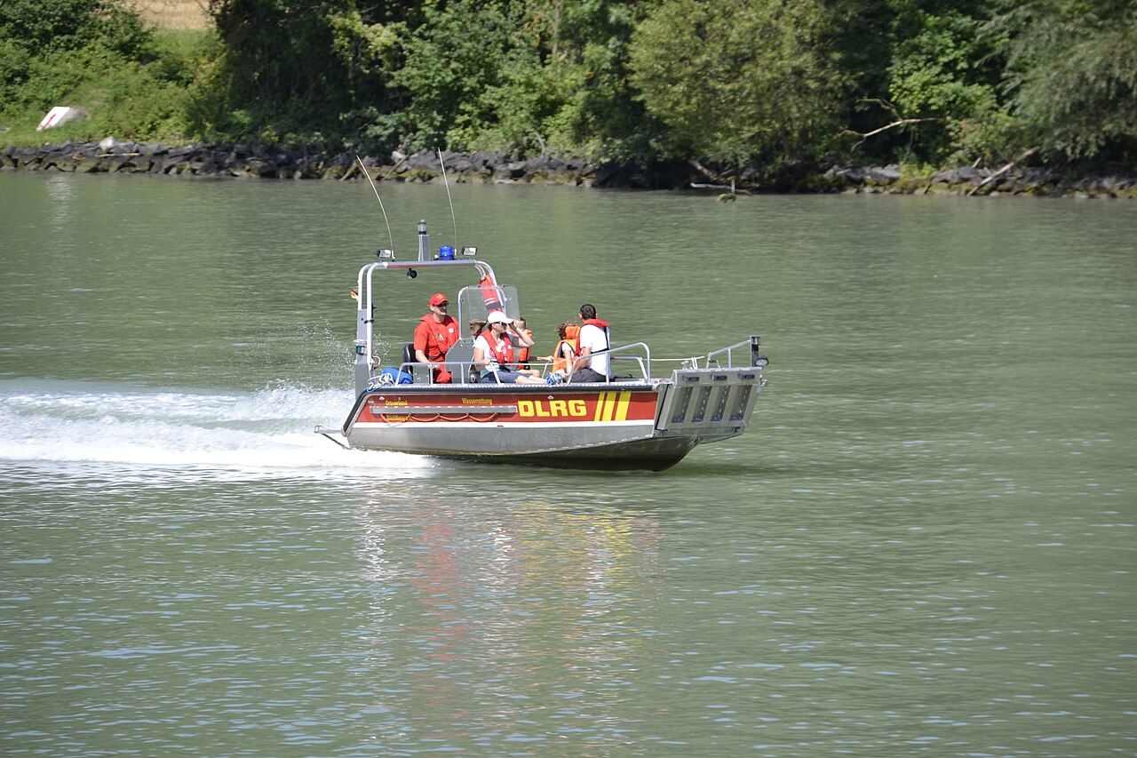 DLRG-Rettungsboot auf der Donau