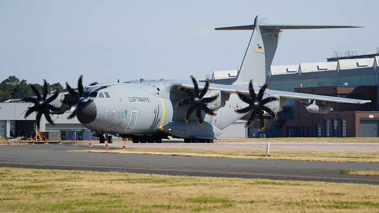Ein A400M-Transporter der Luftwaffe mit dem Kennzeichen 54+34 rollt auf dem Fliegerhorst Wunstorf zur Startbahn.