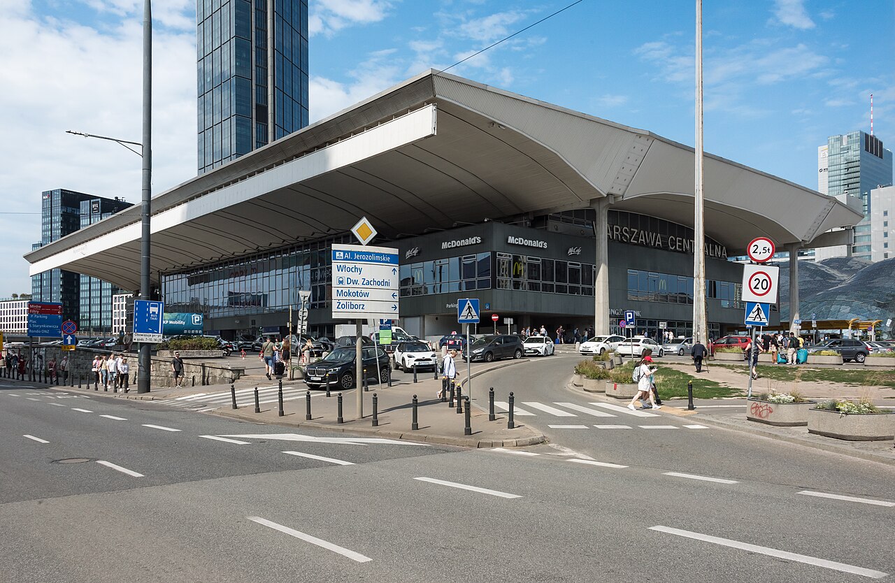 Bahnhof Warszawa Centralna in Warschau, Ausgangspunkt zahlreicher PKP-Intercity-Verbindungen.