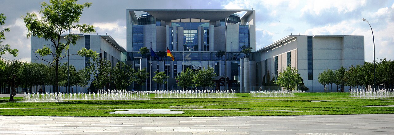 Das Bundeskanzleramt in Berlin-Mitte, Ostfassade vom Spreebogen aus aufgenommen