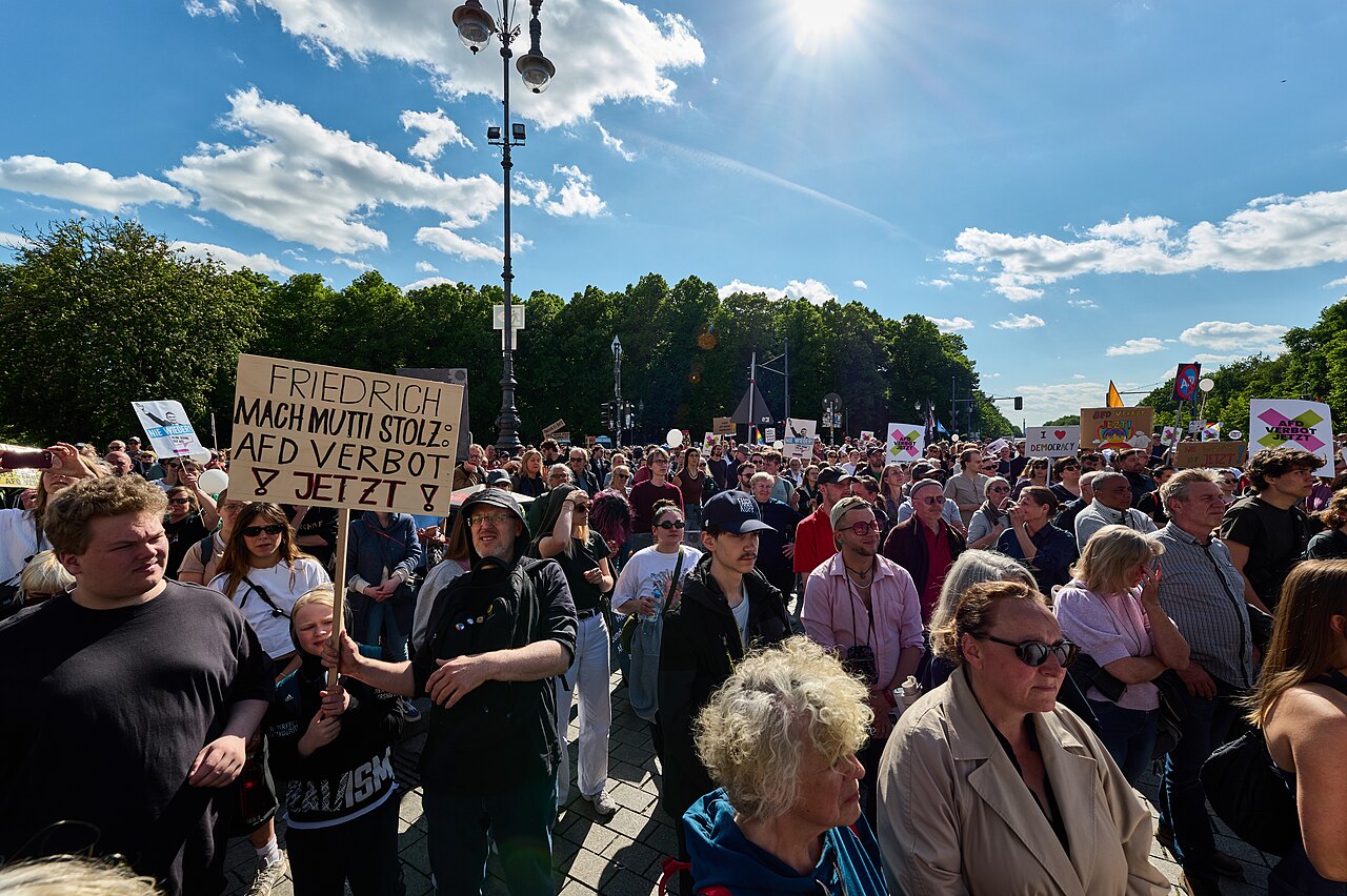 Demonstration „AfD-Verbot Jetzt“ auf dem Platz des 18. März in Berlin, Mai 2025