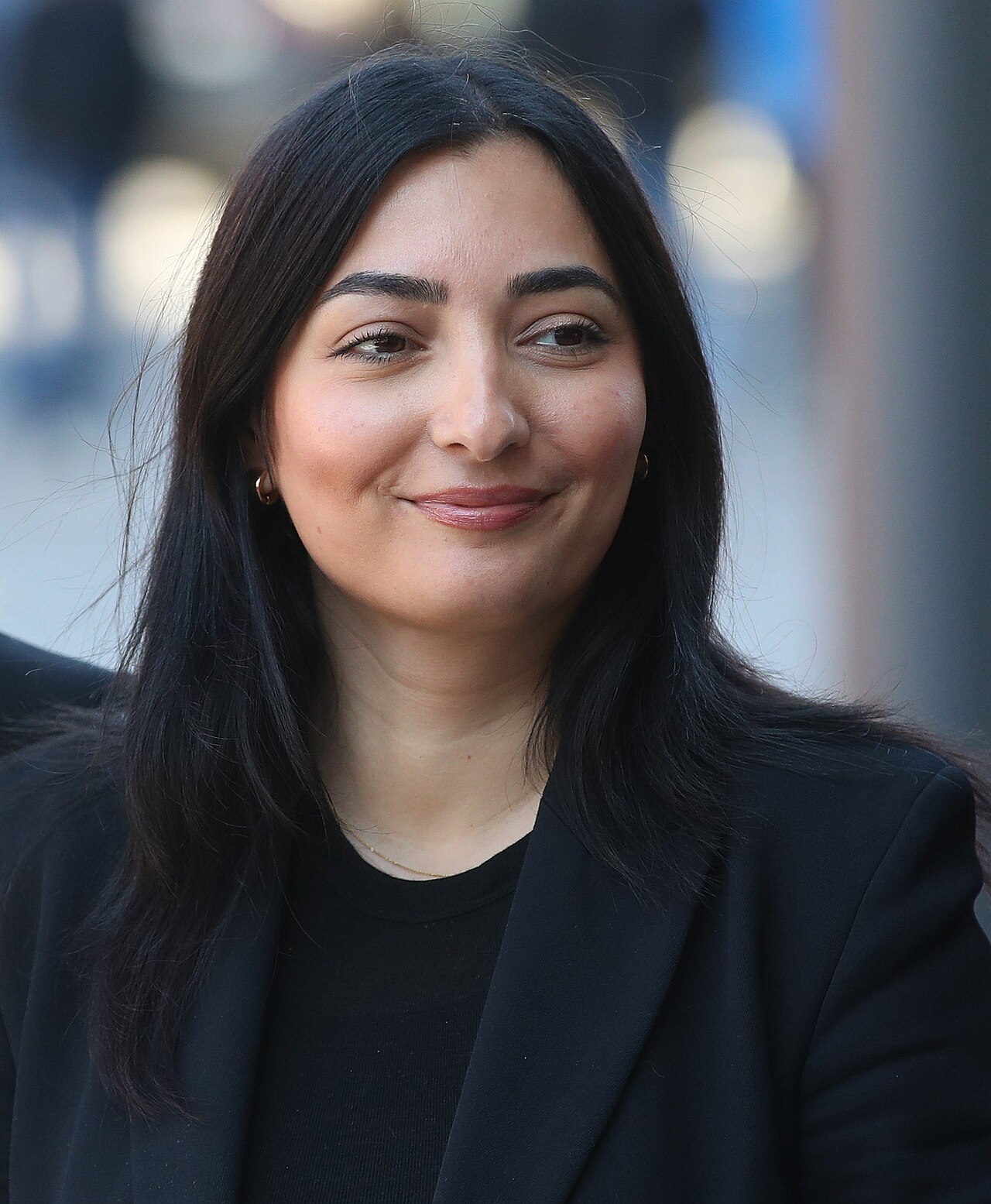 Reem Alabali Radovan bei der Unterzeichnung des Koalitionsvertrags 2025.