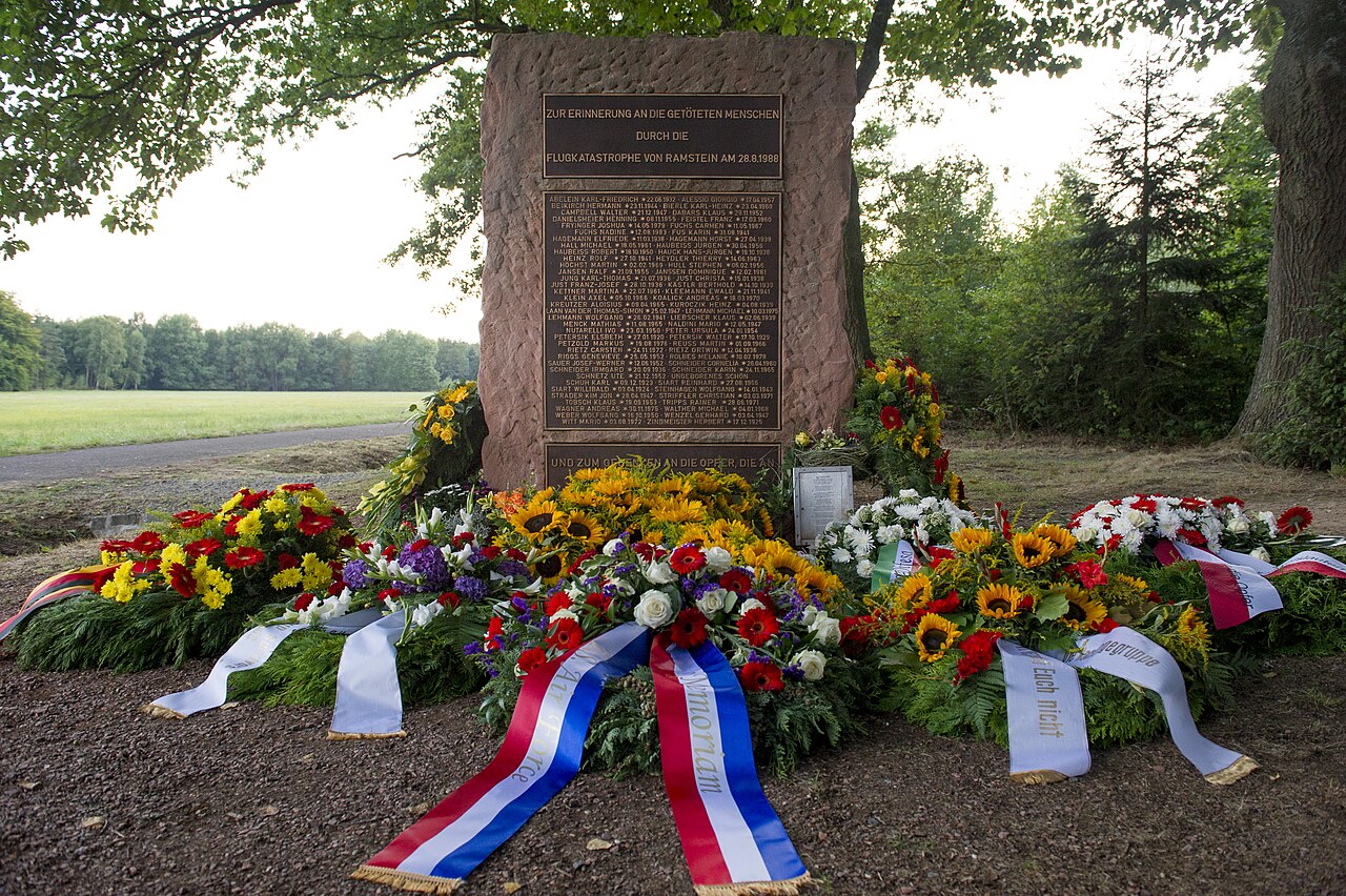 Kränze am Gedenkstein für die Opfer des Flugtagunglücks von Ramstein.