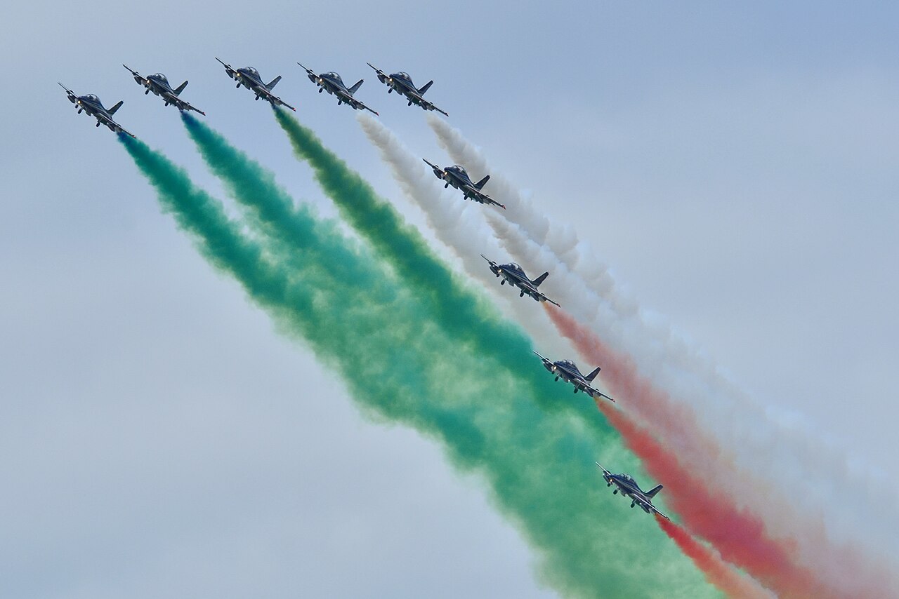 Aermacchi MB-339 der italienischen Kunstflugstaffel Frecce Tricolori in Formation