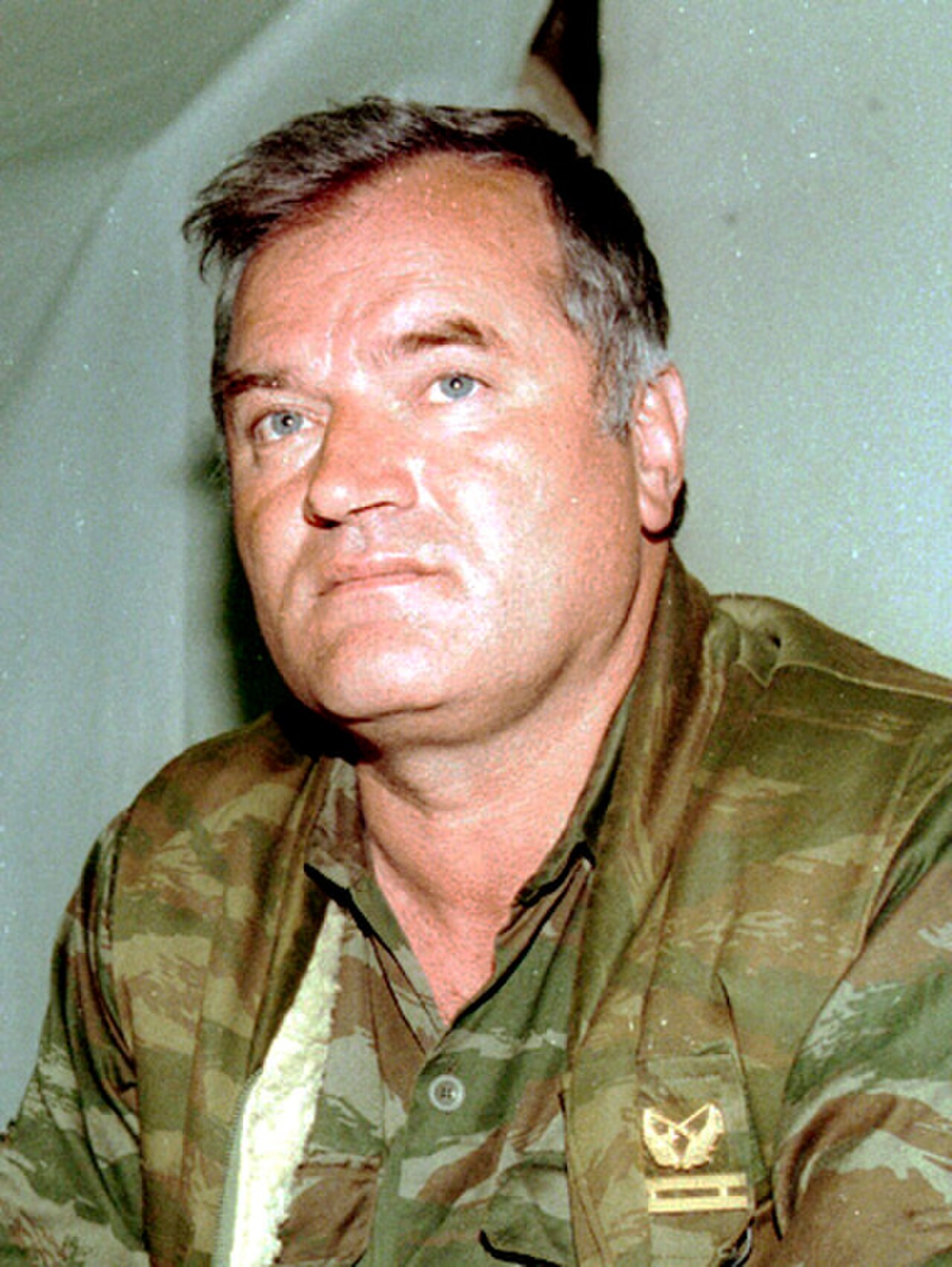 Ratko Mladić als General der bosnisch-serbischen Armee bei UN-vermittelten Gesprächen am Flughafen Sarajevo, 1993.