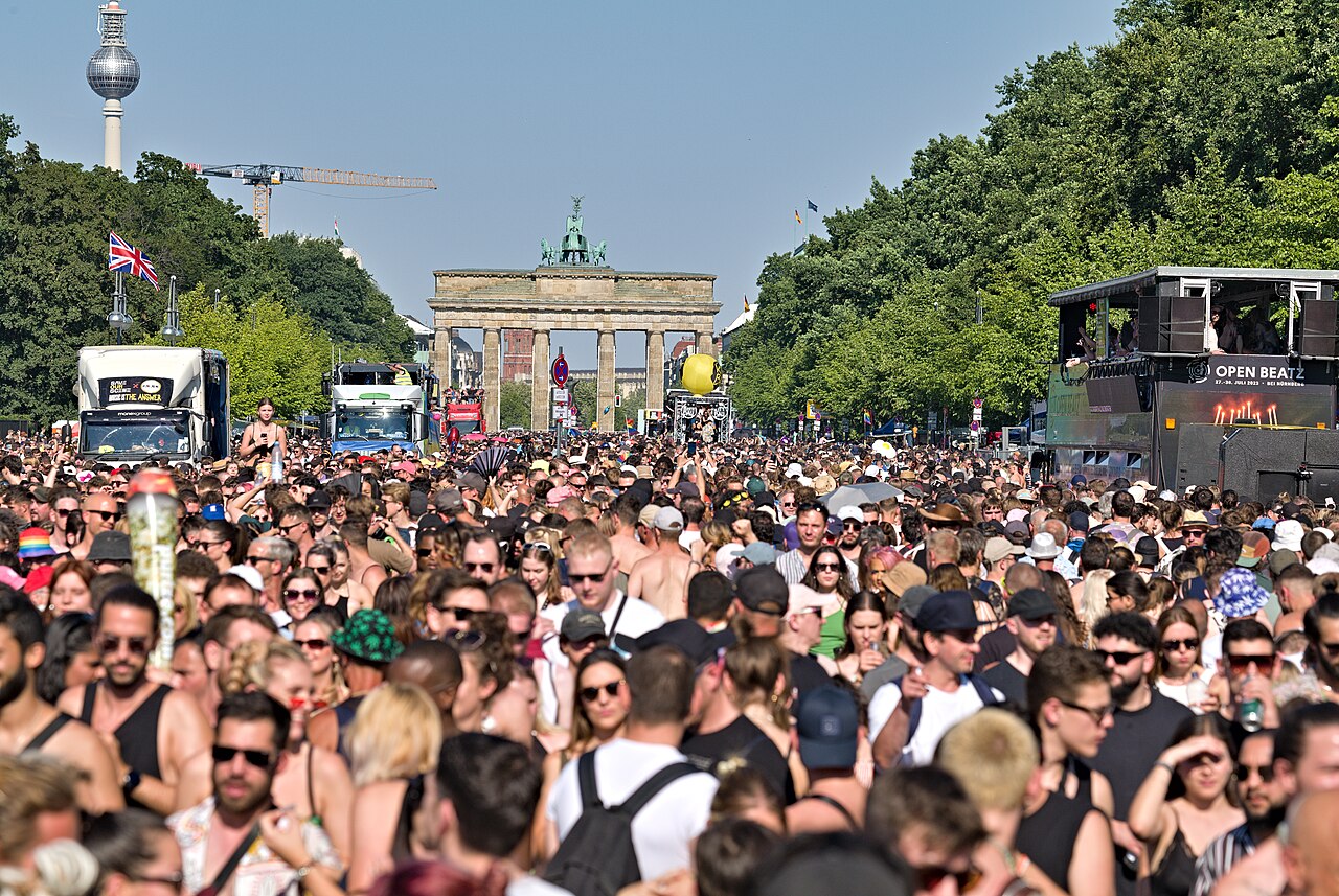 Menschenmenge bei der Rave-the-Planet-Parade auf der Straße des 17. Juni am Großen Stern in Berlin