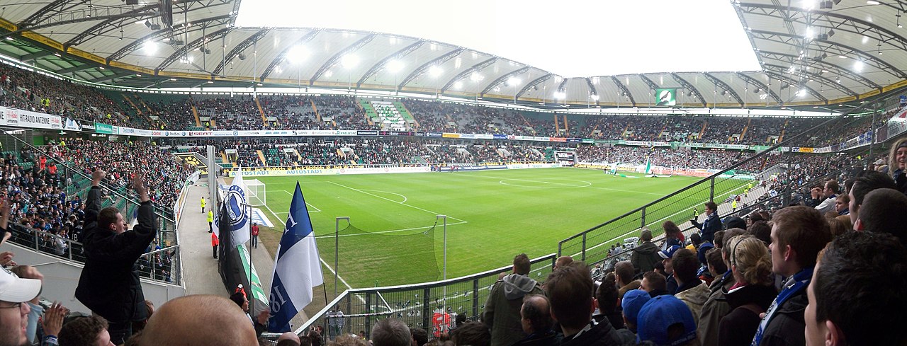 Volkswagen-Arena in Wolfsburg, Spielszene des VfL Wolfsburg gegen Hertha BSC