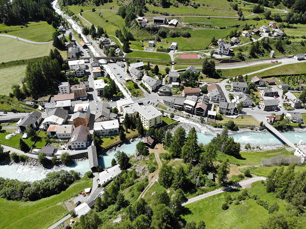 Luftaufnahme des Ortes Susch im Kanton Graubünden, Schweizer Alpen.