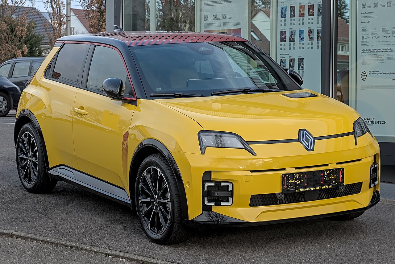 Der Renault 5 E-Tech Electric, Vorzeigemodell der französischen Elektrooffensive, aufgenommen in Stuttgart-Vaihingen im Dezember 2024.
