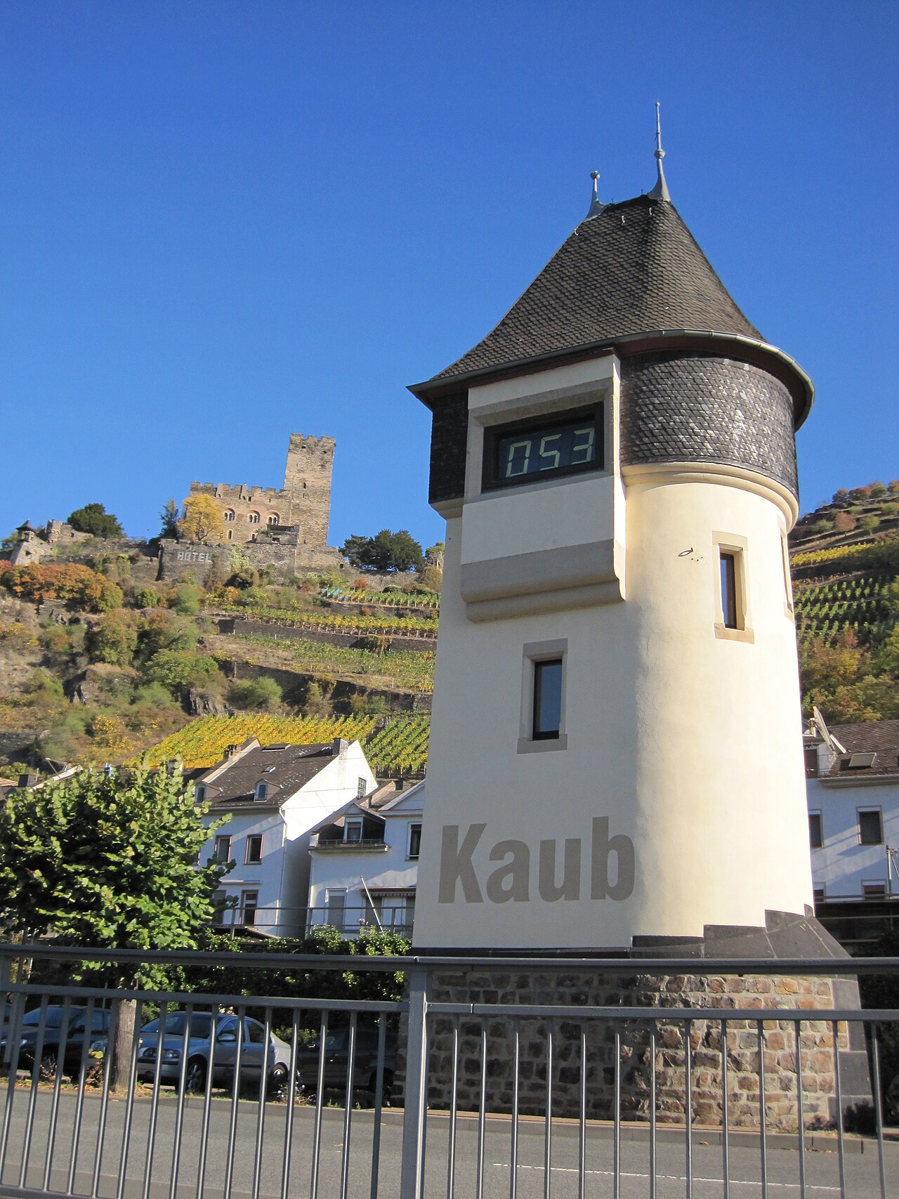 Pegel Kaub am Rhein bei extremem Niedrigwasser: freigelegte Kiesbank, Pegelmarkierungen sichtbar bis in die untere Skala.