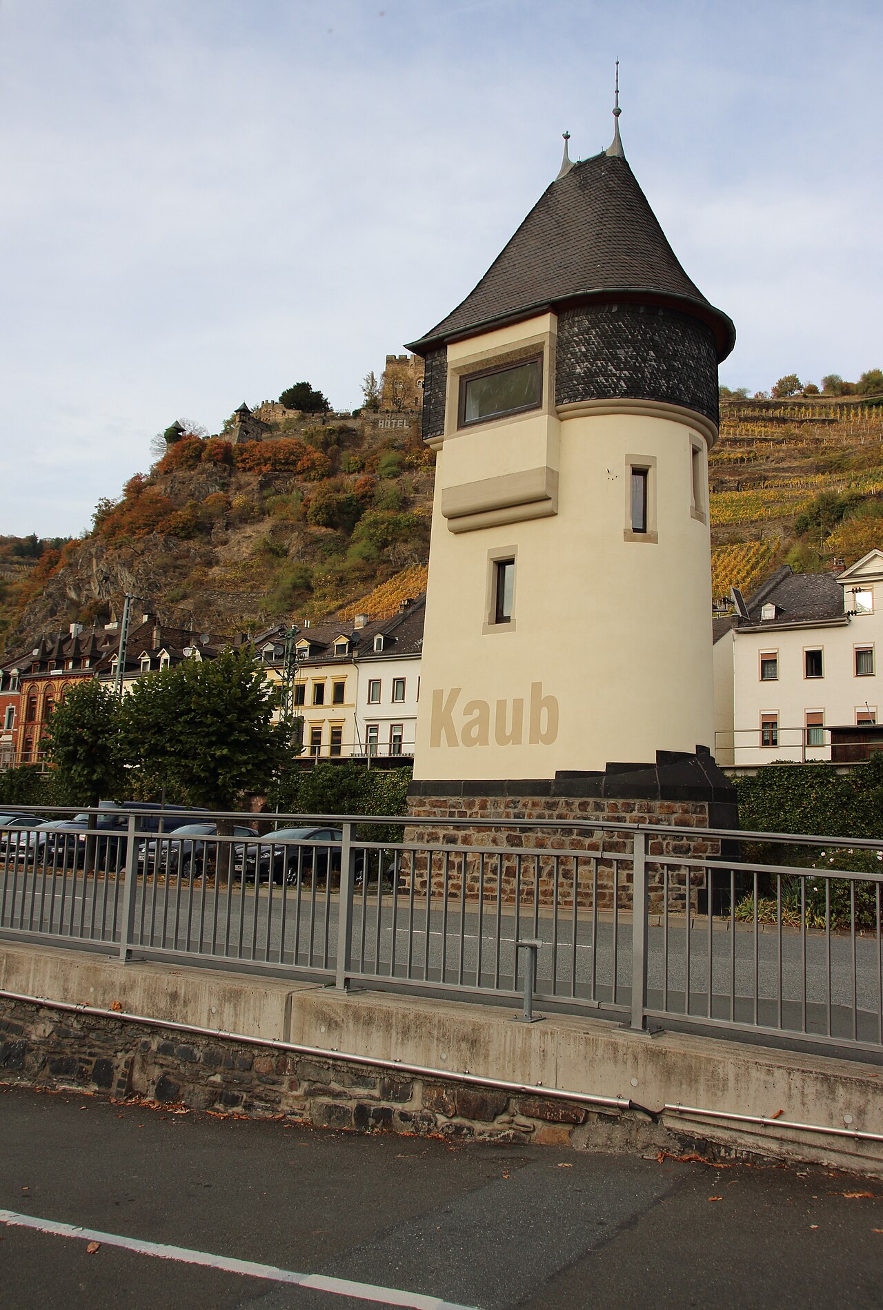 Der Pegelturm bei Kaub am Mittelrhein während der extremen Niedrigwasserphase im Oktober 2018.