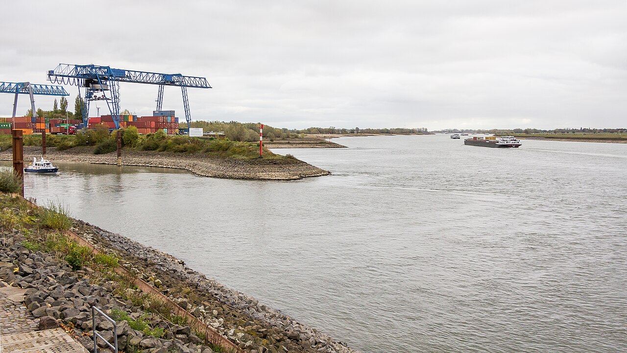 Die Hafeneinfahrt Emmerich am Rhein bei extremem Niedrigwasser mit trockengefallenen Uferbereichen.