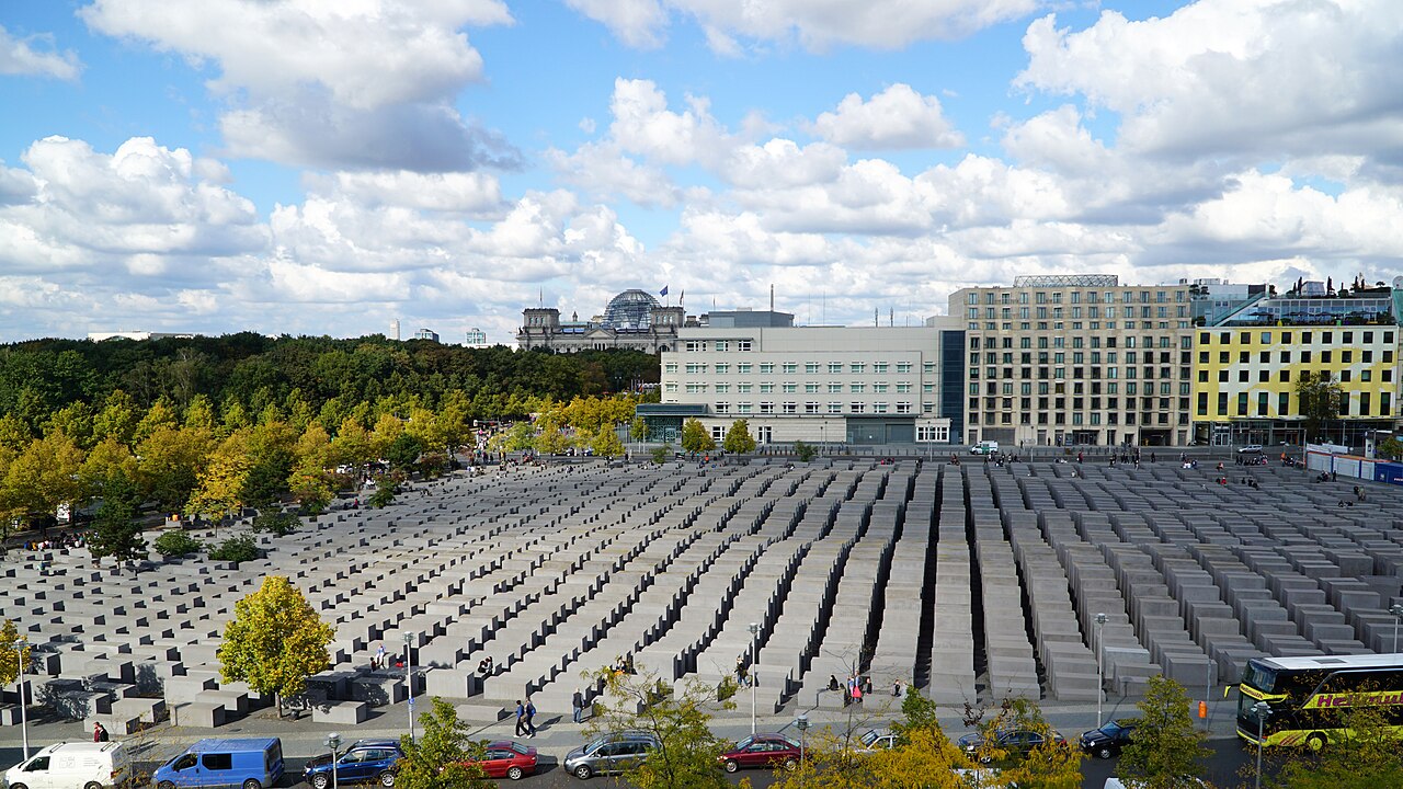 Luftaufnahme des Denkmals für die ermordeten Juden Europas (Holocaust-Mahnmal) in Berlin-Mitte