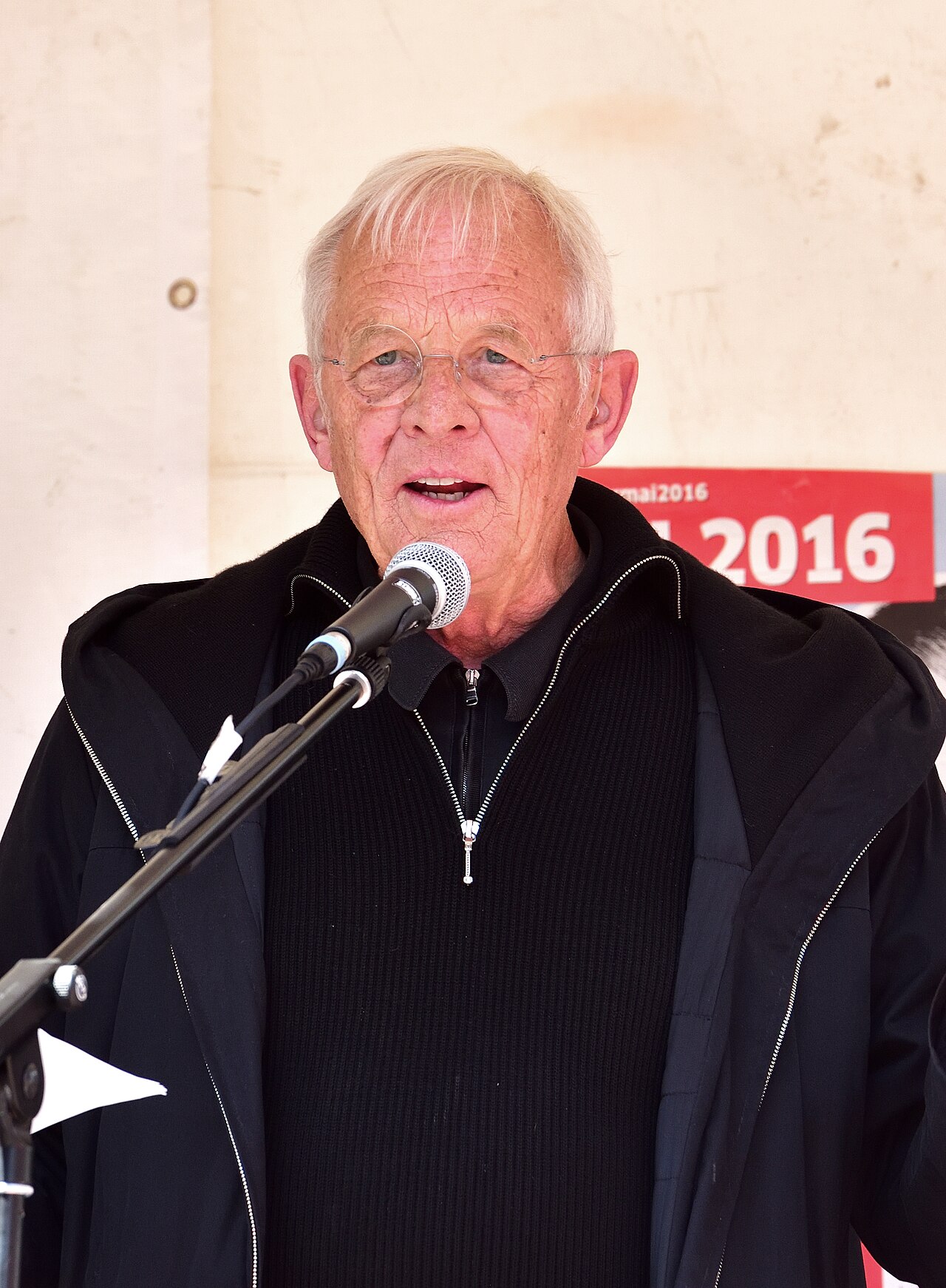 Schauspieler Rolf Becker bei einer Veranstaltung in Elmshorn, 2016.