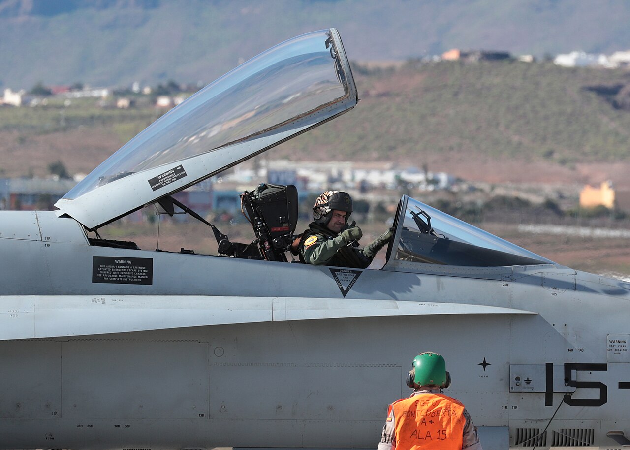 Ein F-18-Kampfjet der spanischen Luftwaffe im Flug