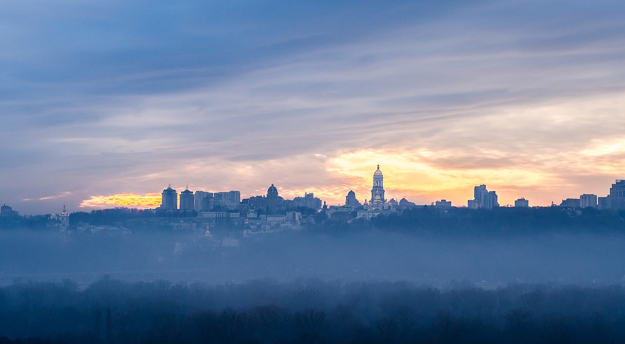 Skyline von Kiew in der Abenddämmerung mit den goldenen Kuppeln der Stadt
