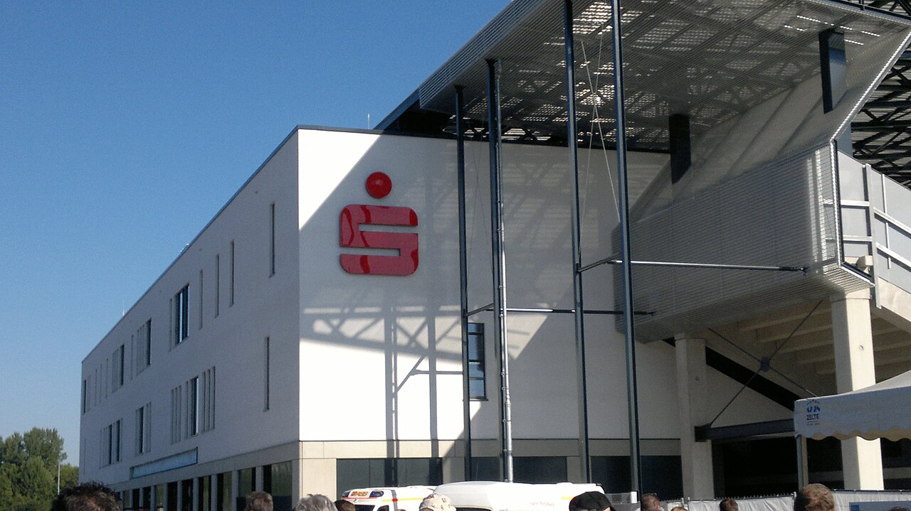 Haupttribüne des Stadions an der Hafenstraße in Essen, Heimspielstätte von Rot-Weiss Essen.