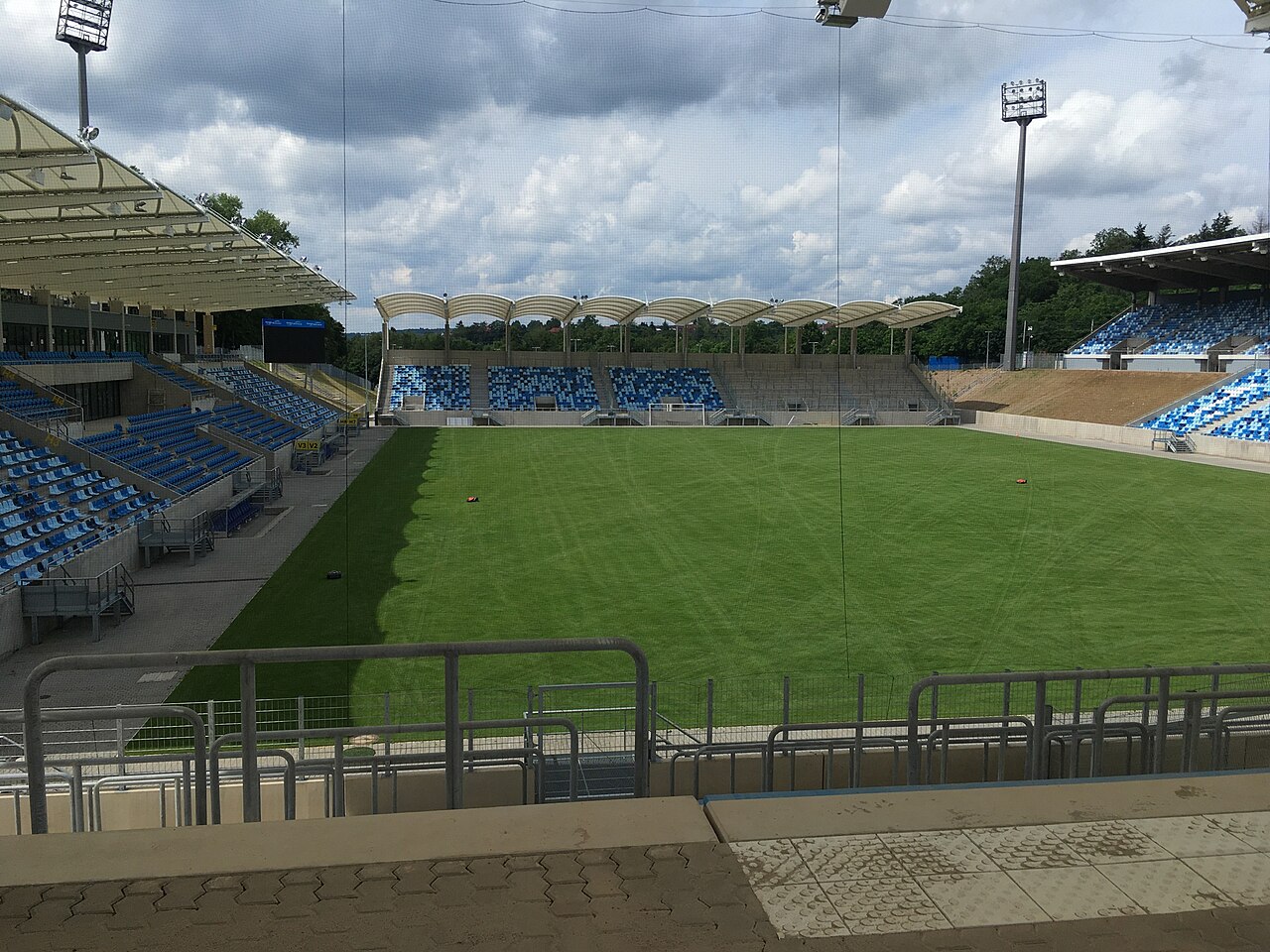 Blick von der Osttribüne ins Ludwigsparkstadion in Saarbrücken, Heimspielstätte des 1. FC Saarbrücken.
