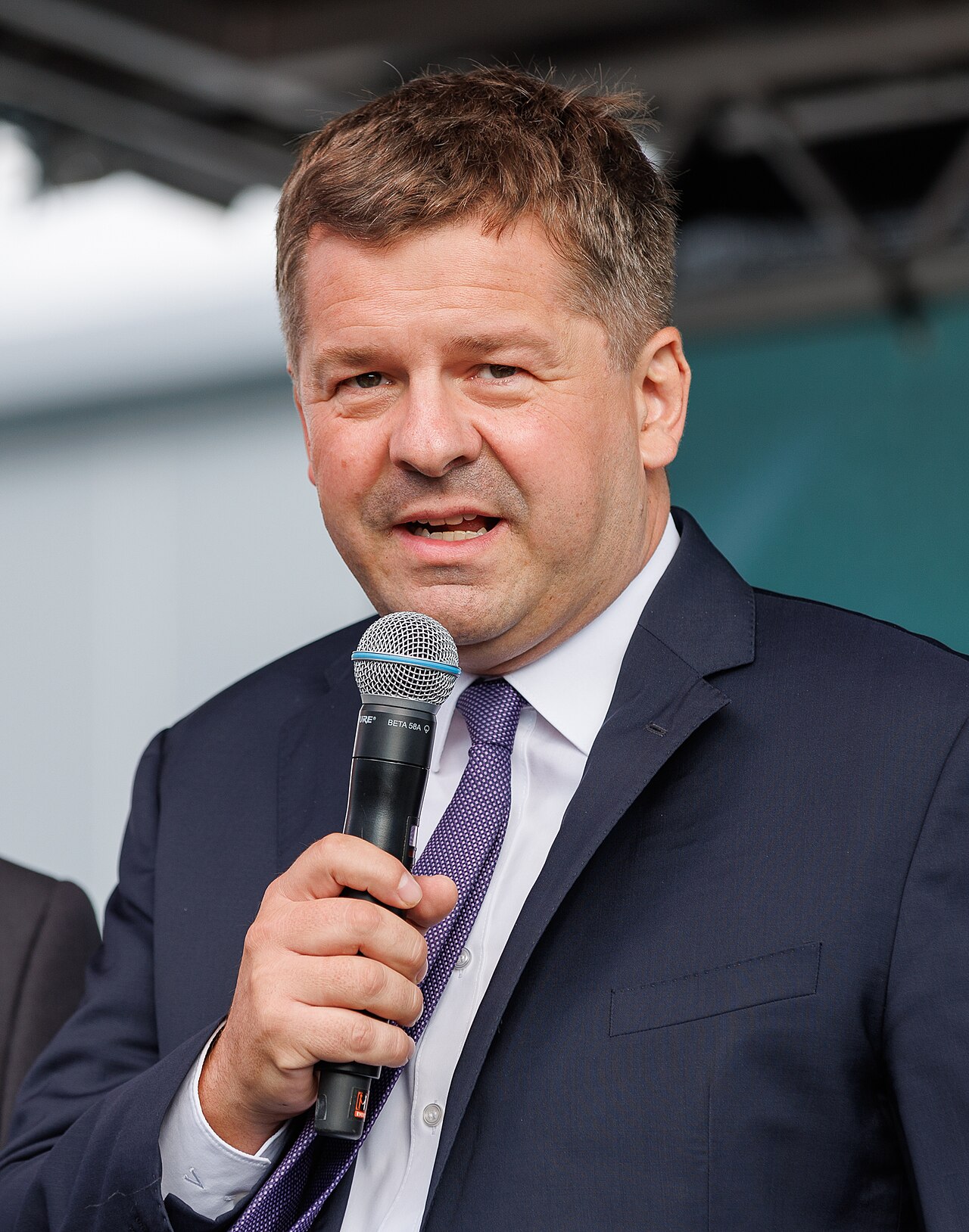 Sven Schulze, CDU-Spitzenkandidat und Ministerpräsident in Sachsen-Anhalt, bei einem Wahlkampfauftritt mit Friedrich Merz.
