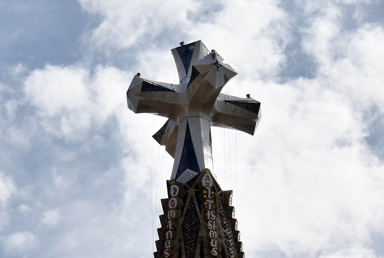 Beleuchtetes Kreuz auf dem Jesusturm der Sagrada Família in Barcelona, Mai 2026
